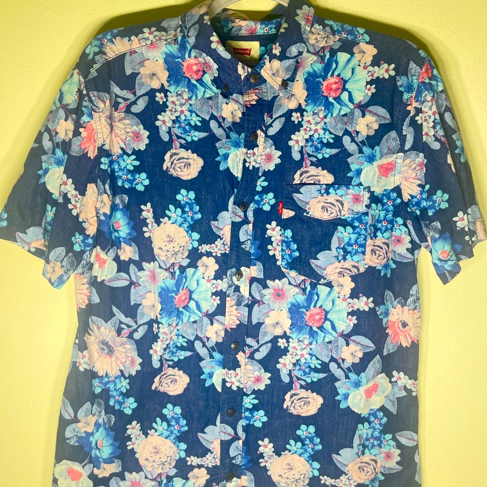 Levi’s short sleeve button up shirt with floral print